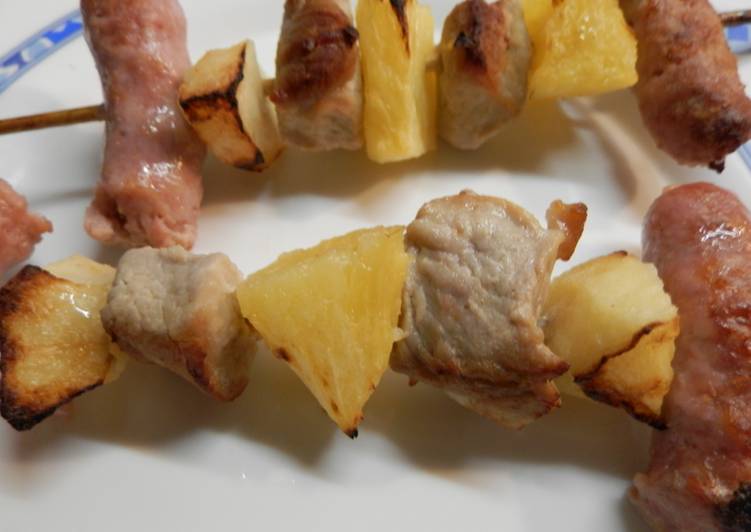 Brochetas de carne, salchichas y fruta