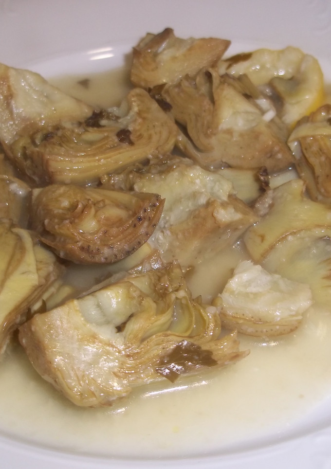 Una foto de Alcachofas claras con salsa