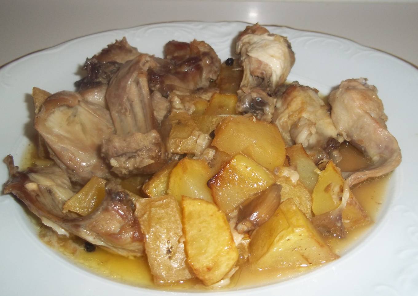 Pollo y conejo en escabeche con patatas