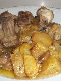 Una foto de Pollo y conejo en escabeche con patatas