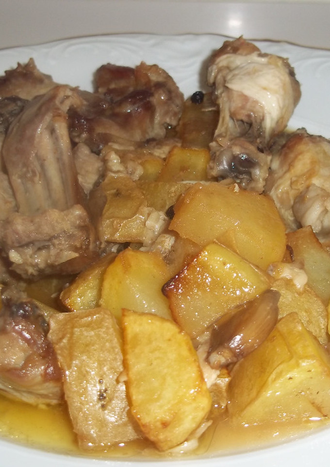 Una foto de Pollo y conejo en escabeche con patatas