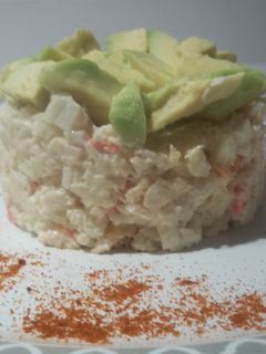 Una foto de Ensaladilla de pescado con aguacate