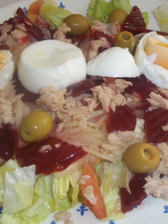 Una foto de Ensalada con remolacha y tiras de apio