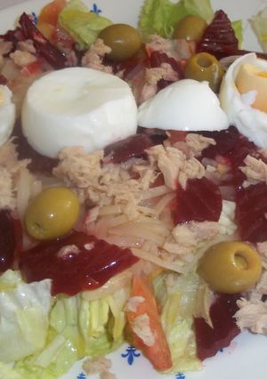Una foto de Ensalada con remolacha y tiras de apio