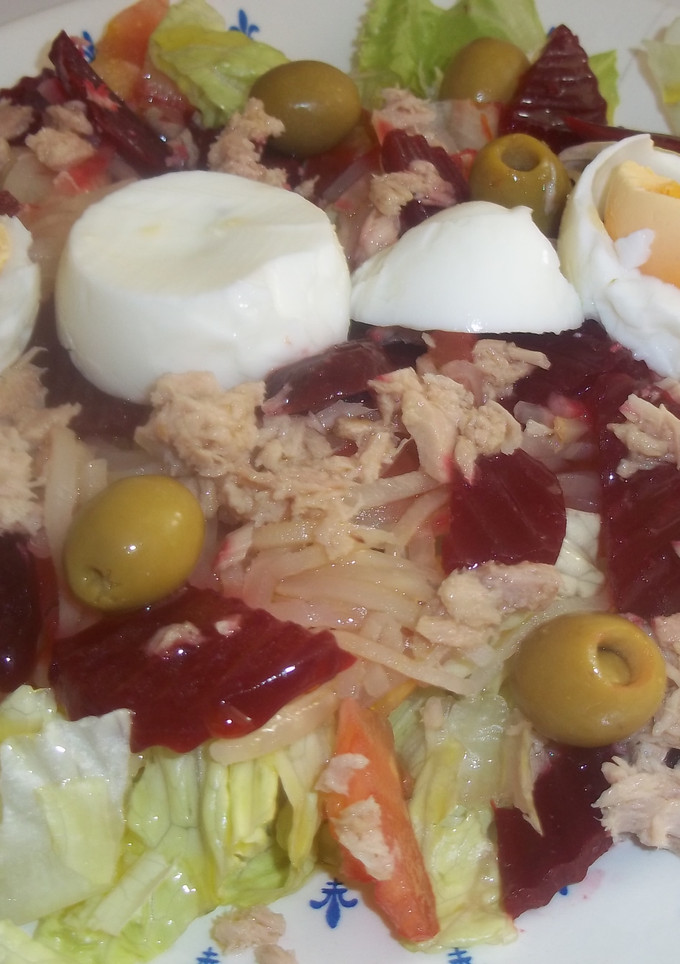 Una foto de Ensalada con remolacha y tiras de apio