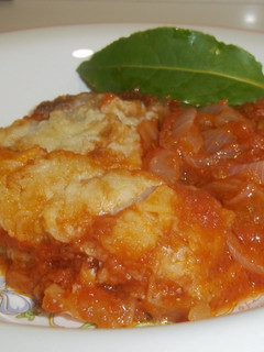 Una foto de Bacalao encebollado con tomate