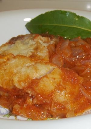 Una foto de Bacalao encebollado con tomate