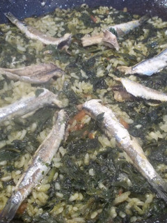 Una foto de Paella de espinacas y boquerones