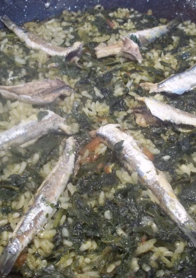 Una foto de Paella de espinacas y boquerones