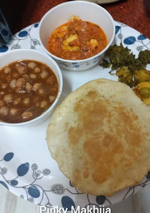छोले भटूरे, पनीर, आलू मेथी (chole bhature, paneer aloo methi recipe in Hindi) रेसिपी मुख्य फोटो