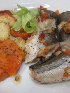 Una foto de Pescadilla con verduritas, papas y boniatos al horno