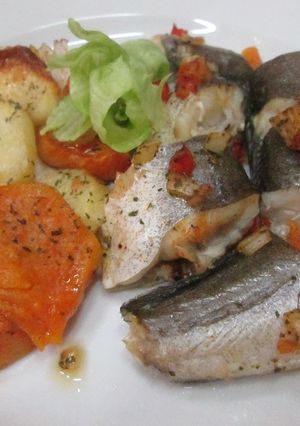 Una foto de Pescadilla con verduritas, papas y boniatos al horno 