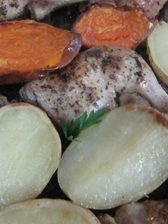 Una foto de Traseros de pollo al wisky con papas y batatas horneadas