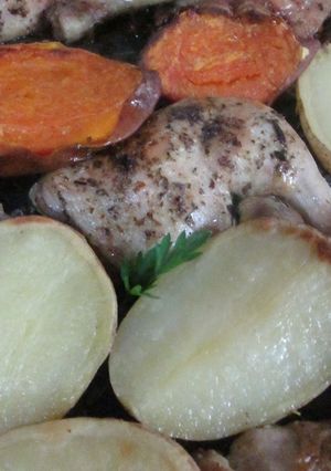 Una foto de Traseros de pollo al wisky con papas y batatas horneadas