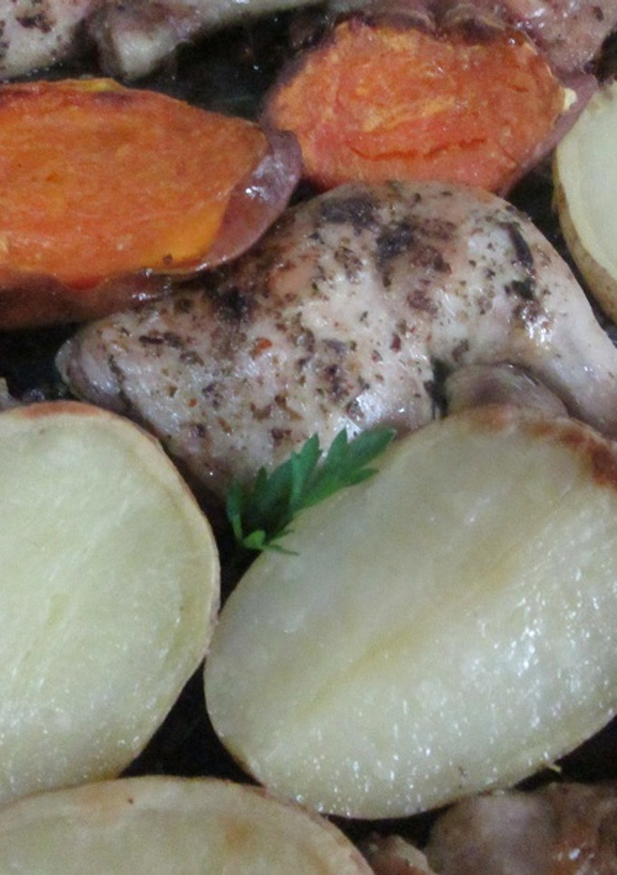 Una foto de Traseros de pollo al wisky con papas y batatas horneadas