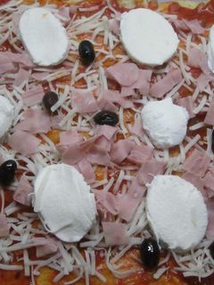 Una foto de Pizza con jamón york, quesos y un toque de maní