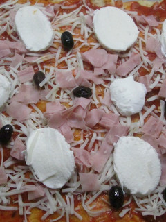 Una foto de Pizza con jamón york, quesos y un toque de maní