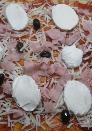Una foto de Pizza con jamón york, quesos y un toque de maní