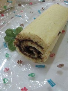 Una foto de Tronco de árbol con crema de chocolate y cerezas
