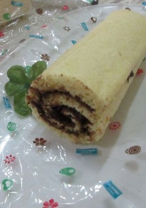 Una foto de Tronco de árbol con crema de chocolate y cerezas