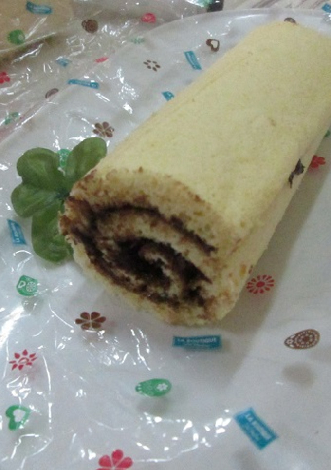 Una foto de Tronco de árbol con crema de chocolate y cerezas