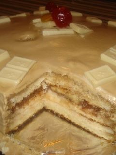 Una foto de Tarta de piononos, cremas y merengue