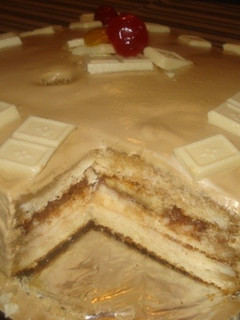 Una foto de Tarta de piononos, cremas y merengue