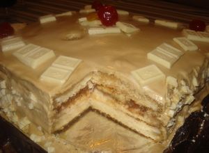 Foto principal de Tarta de piononos, cremas y merengue