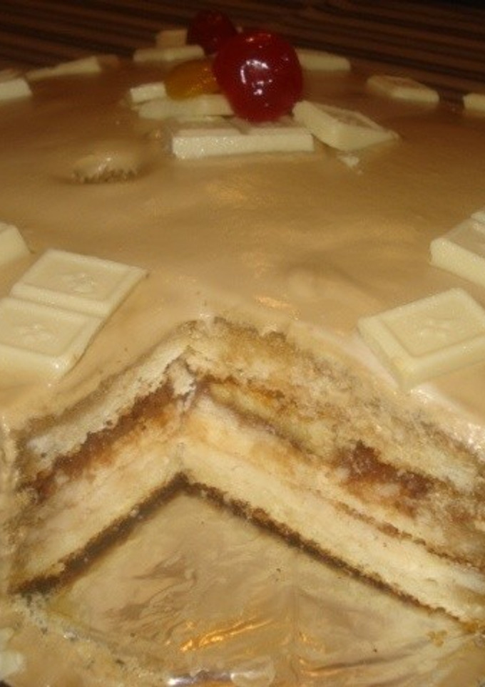 Una foto de Tarta de piononos, cremas y merengue