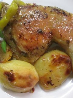 Una foto de Pollo al wisky con patatas y guindillas en vinagre