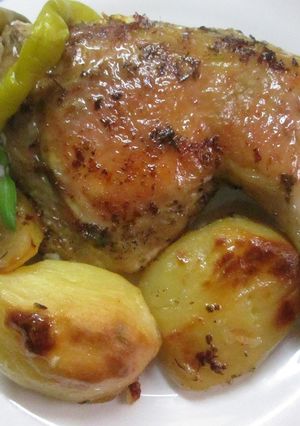 Una foto de Pollo al wisky con patatas y guindillas en vinagre