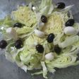 Ensalada de lechuga con ajos aliñados y olivas mallorquinas