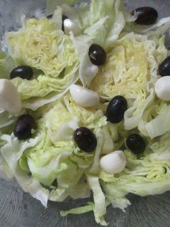 Una foto de Ensalada de lechuga con ajos aliñados y olivas mallorquinas