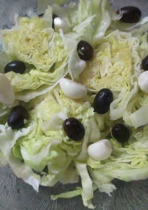 Una foto de Ensalada de lechuga con ajos aliñados y olivas mallorquinas