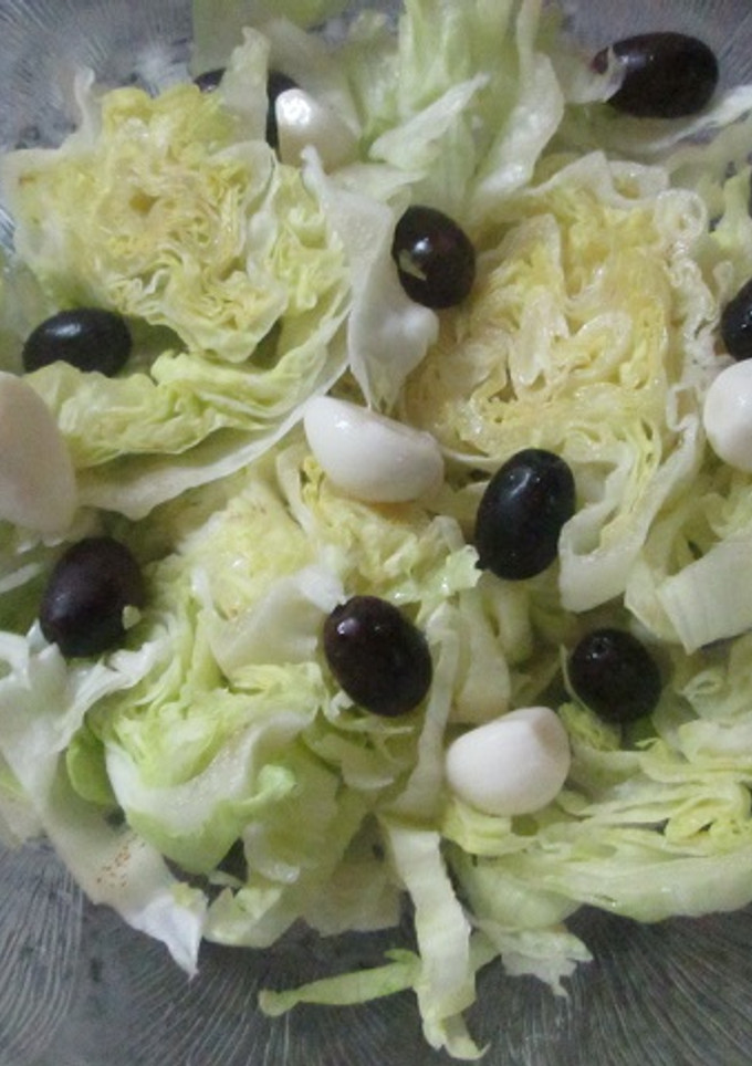 Una foto de Ensalada de lechuga con ajos aliñados y olivas mallorquinas