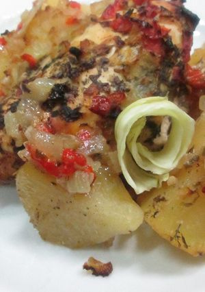 Una foto de Pechugas, patatas y verduritas horneadas en papel plata