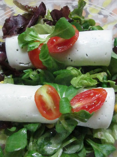 Una foto de Ensalada con rollitos de queso a las hiervas silvestres