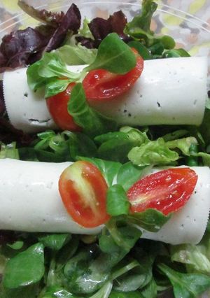Una foto de Ensalada con rollitos de queso a las hiervas silvestres