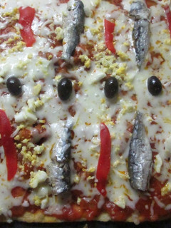 Una foto de Pizza al orégano con sardinas y pimientos asados