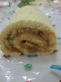 Una foto de Tronco de árbol con dulce de leche y plátanos