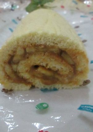 Una foto de Tronco de árbol con dulce de leche y plátanos