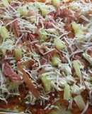 Pizza con tiritas de jamón serrano y trocitos de piña