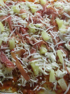 Una foto de Pizza con tiritas de jamón serrano y trocitos de piña