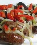 Chorizos al horno con cebolla caramelizada y pimientos asados