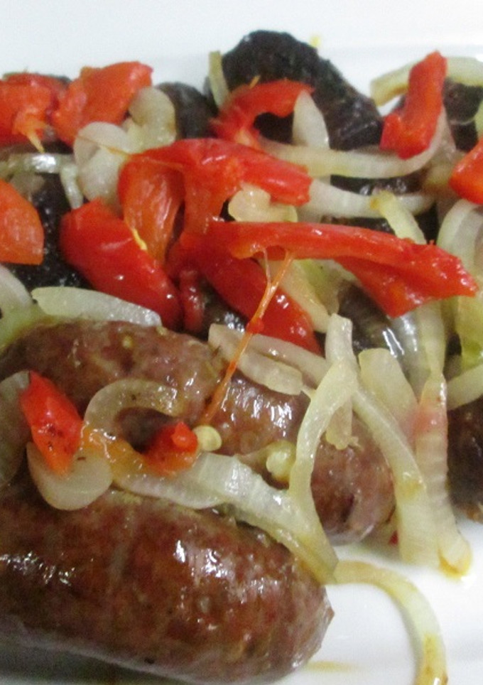 Una foto de Chorizos al horno con cebolla caramelizada y pimientos asados