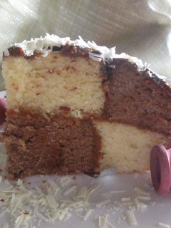 Una foto de Pastel combinado con dulce de leche y virutas de chocolate