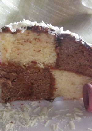 Una foto de Pastel combinado con dulce de leche y virutas de chocolate 