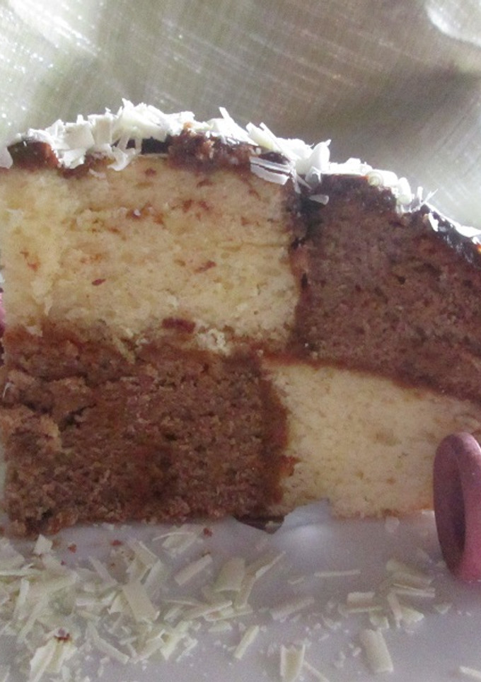 Una foto de Pastel combinado con dulce de leche y virutas de chocolate 