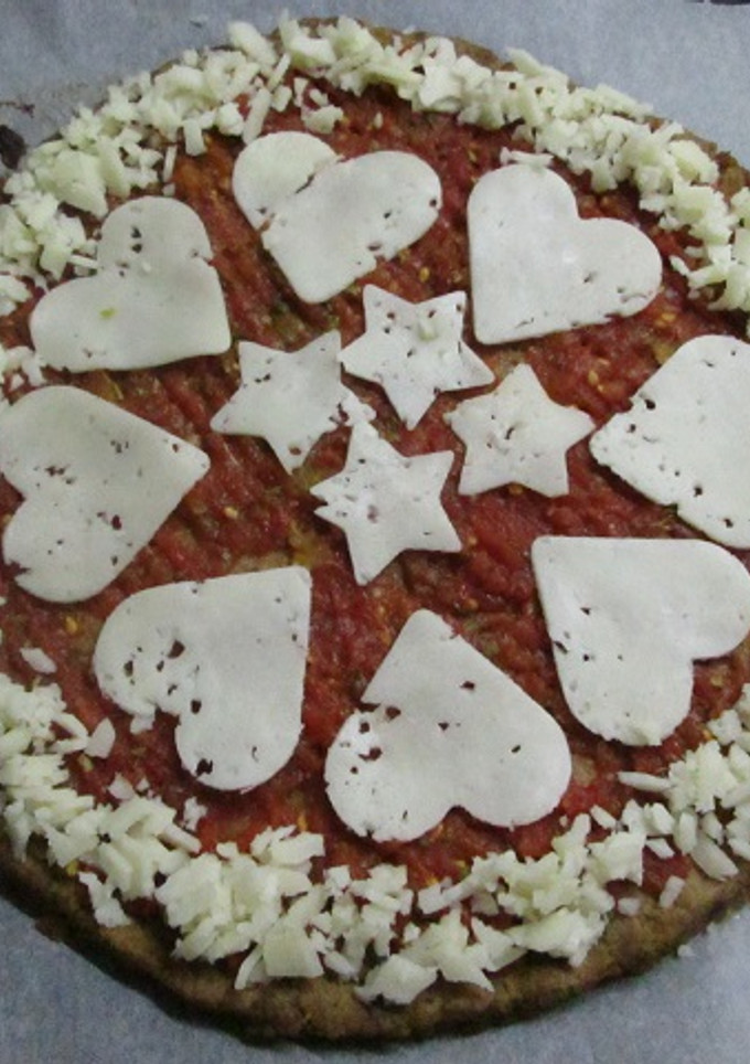 Una foto de Pizza margarita dietética con base de atún