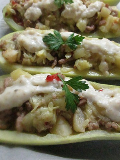 Una foto de Calabacines rellenos de carne con salsa blanca
